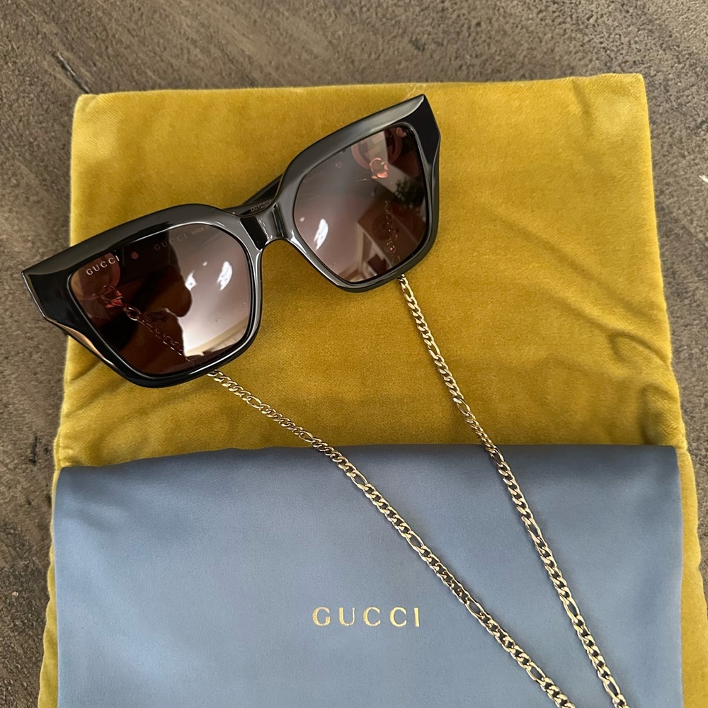 Gucci Black Square Sunglasses with Brown Lenses and Gold Chain Accent - Picture 5 of 8